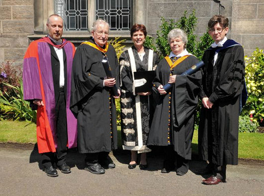 (L-R) Prof Steve Reicher School of Psychology (laureator for Prof Chomsky), Prof Noam Chomsky, Vice-Chancellor and Principal Louise Richardson, Dame Antonia Byatt and Prof Andrew Murphy School of English (laureator for Dame Antonia)