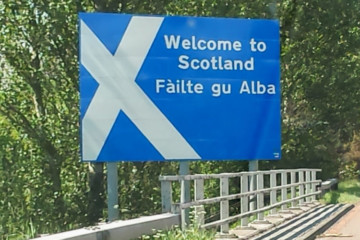 Bilingual_border_sign_between_England_and_Scotland