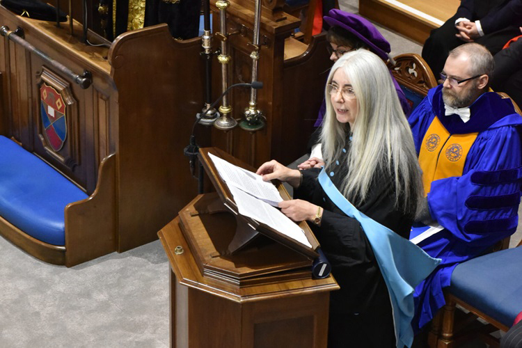 Dame Evelyn Glennie CH addresses fellow graduates in the Younger Hall